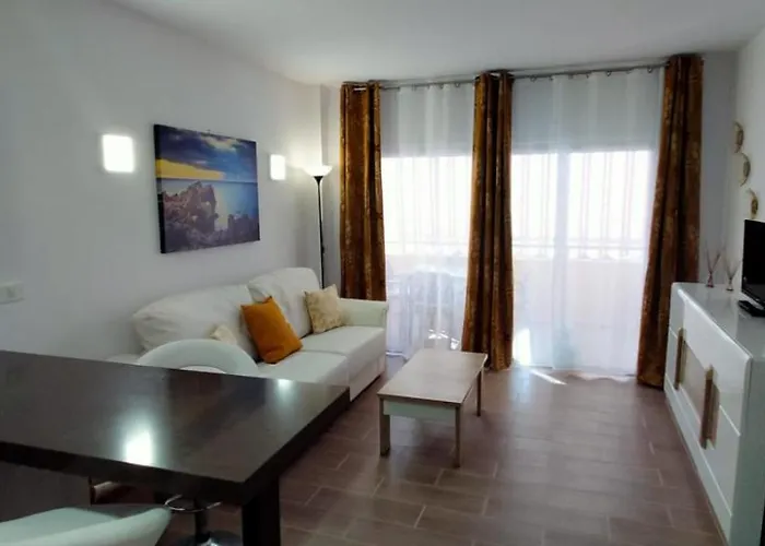 Bonito apartamento con piscina en frente del mar